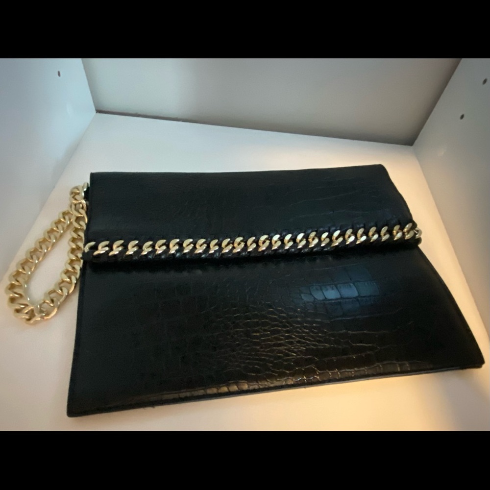 Stylish clutch… a must have 💃🏽🎯